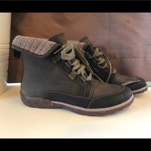 NIB Chaco brown comfort ankle laceup boots burbary